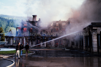 Brand im Hotel Waldhaus, Feuerwehr mit Schläuchen