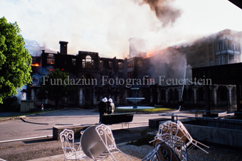 Brand im Hotel Waldhaus, Feuerwehr mit Schläuchen