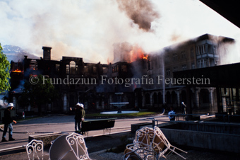 Brand im Hotel Waldhaus, Feuerwehr mit Schläuchen