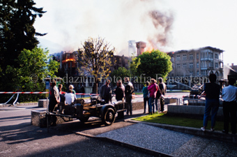 Brand im Hotel Waldhaus, schaulustige Personen hinter Absperrung