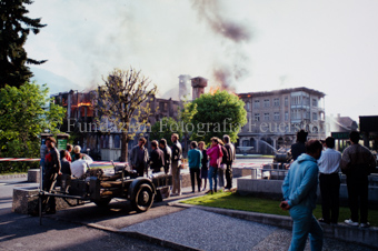 Brand im Hotel Waldhaus, schaulustige Personen hinter Absperrung