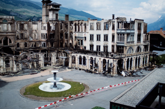 Brand im Hotel Waldhaus, ausgebranntes Gebäude mit Brunnen