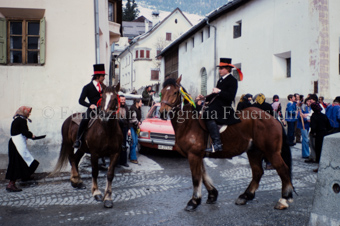 weitere Personen im Hintergrund