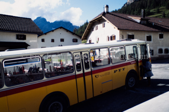 Postauto der PTT «S-charl - Scuol» auf Dorfplatz S-charl