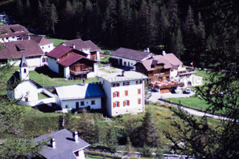 Luftaufnahme Dorf S-charl mit Kirche