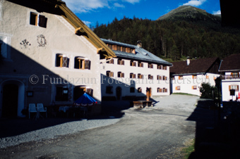 Dorfplatz mit Brunnen in S-charl