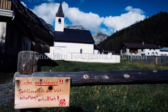 Kirche in S-charl, Schild mit Aufschrift «Kirche geschlossen!! Schlüssel in den Wirtschaften erhältlich!»