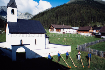 Kirche in S-charl, fünf Alphornbläser davor