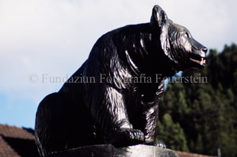 Bärenstatue auf Brunnen in S-charl