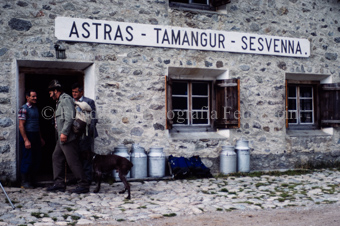 Alphütte «Astras - Tamangur -Sesvenna», drei Männer mit Hund vor der Käserei
