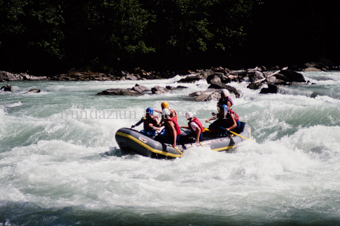 Personen in Schlauchboot auf Inn