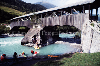 Vier Kanufahrer beim Innufer unter der Holzbrücke