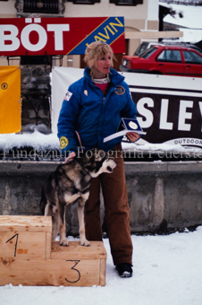 Alpirod Hundeschlittenrennen, Frau mit Leithund und Medaille auf dem dritten Platz