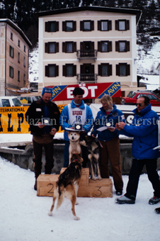 Alpirod Hundeschlittenrennen, Podest mit Gewinnern und Leithunden