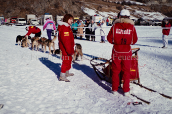 Alpirod Hundeschlittenrennen, Gespann im Ziel «Böt», Mann und Frau neben Schlitten