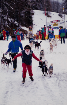 Alpirod Hundeschlittenrennen, Gespann im Ziel «Böt», Mann und Frau führen Hunde