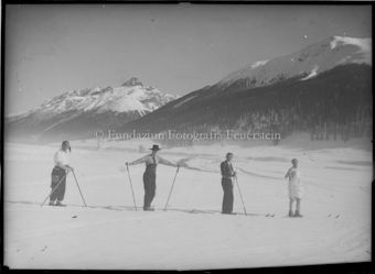 Skifahrer auf einer Ebene, im Hintergrund Berggruppe