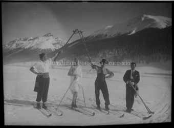 Skifahrer auf einer Ebene, im Hintergrund Berggruppe