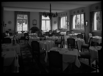 Restaurant Saal mit gedeckten Tischen, keine Gäste