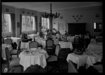 Restaurant Saal mit gedeckten Tischen, keine Gäste