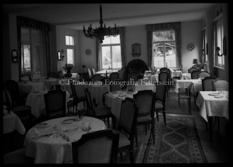Restaurant Saal mit gedeckten Tischen, keine Gäste