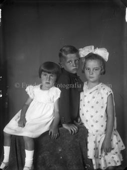 Gruppenporträt mit drei Kindern