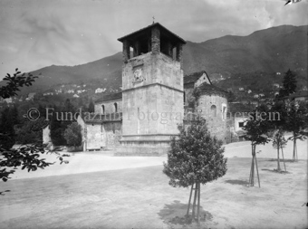 Romanische Kirche, gedrungener Turm mit offenem Dachgeschoss
