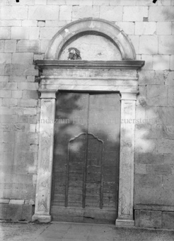 Romanisches Nebenportal einer Kirche