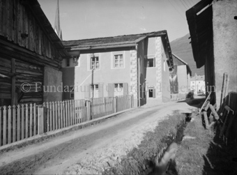 Dorfstrasse im Engadin