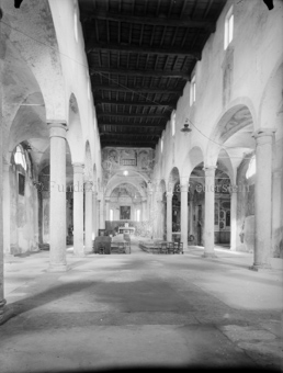 Interieur einer romanischen Basilika, Blick ins Schiff gegen den Chor