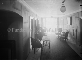 Interieur, Gang mit Sesseln und Tischen
