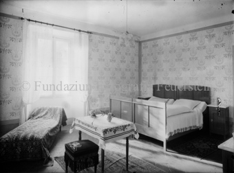 Interieur, Hotelzimmer mit Doppelbett, Tisch und Nebencouch