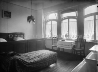Interieur, Hotelzimmer mit Doppelbett, Nebencouch und Lavabo
