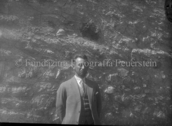 Männerporträt, vor Mauer