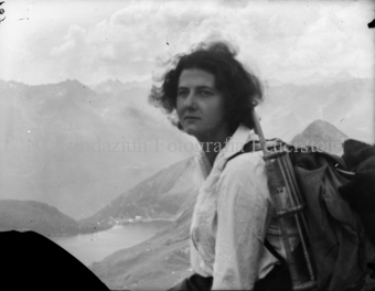 Frauenporträt, mit wehenden Haaren, in Berglandschaft mit See