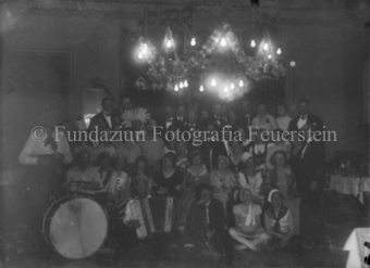 Gruppenaufnahme, Maskenball, unscharf, schlecht belichtet