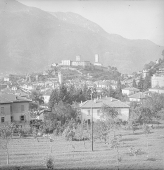 Bellinzona, Stadtansicht von Weitem mit Castel Grande