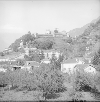 Bellinzona, Stadtansicht mit Burghügel und Castel Grande