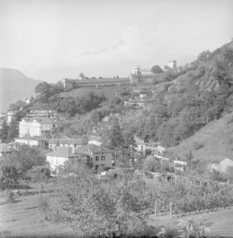 Bellinzona, Stadtansicht mit Burghügel und Castel Grande
