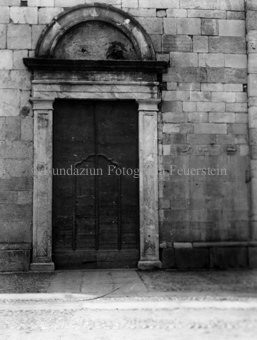 Romanisches Nebenportal einer Kirche