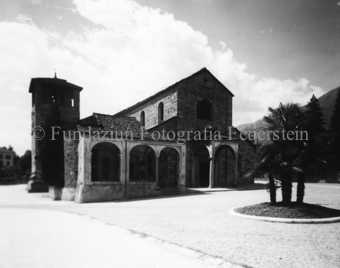 Romanische Kirche mit Vorbau und Palme, unscharf