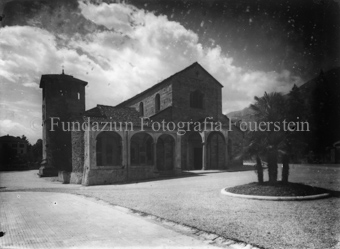 Romanische Kirche mit Vorbau und Palme, unscharf