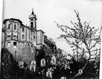 Madonna del Sasso, Ansicht mit den Serpentinen der Kreuzwegstationen