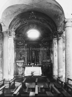 Interieur, Kirche, Gewölbe und Nebenaltar