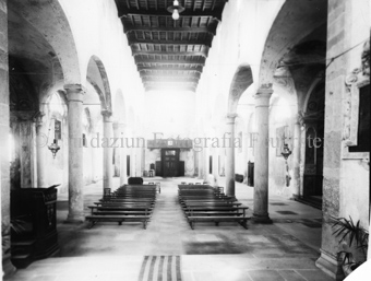 Interieur einer romanischen Basilika, Blick ins Schiff gegen den Eingang