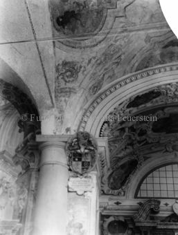 Interieur einer romanischen Basilika, Baudetail, Kämpfer mit Kapitel und ansetzenden Kreuzrippen