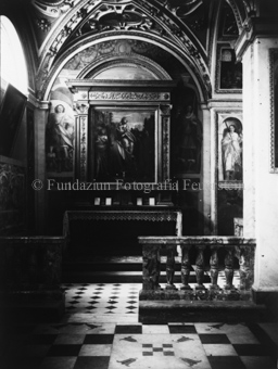 Interieur einer romanischen Basilika, Nebenkapelle mit Balustrade