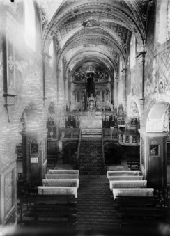 Interieur einer Kirche, Blick durch das Schiff gegen den Chor