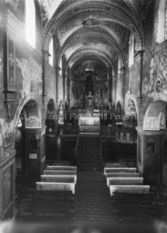 Interieur einer Kirche, Blick durch das Schiff gegen den Chor