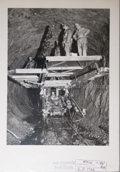 Druckstollen, Gruppe Bergarbeiter, Maschinen